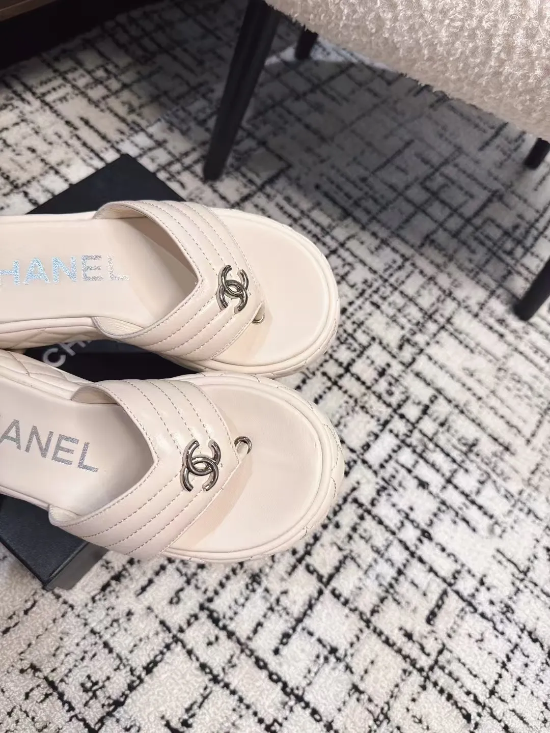 👟👟Ex-factory price 502👟👟 High version Chanel new color thick-soled slippers, easy to wear and versatile, must-have high-end tool shoes in summer, upper lambskin & customized denim, lining calfskin, original outsole Size: 35-39 (customized for 40, non-refundable)